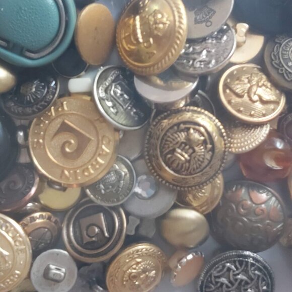 Buttons Crafts Clothing Repairs As Is Large Lot of Various Types Metal Plastic - Picture 8 of 11